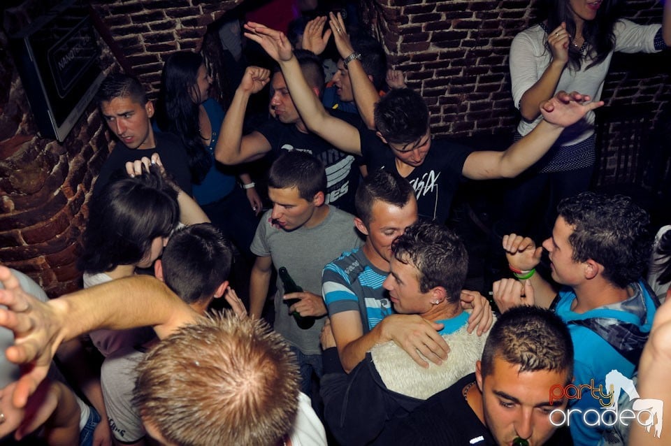 Sâmbătă seara petrecem în Escape, 