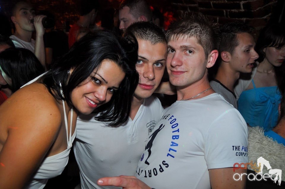 Sâmbătă seara petrecem în Escape, 