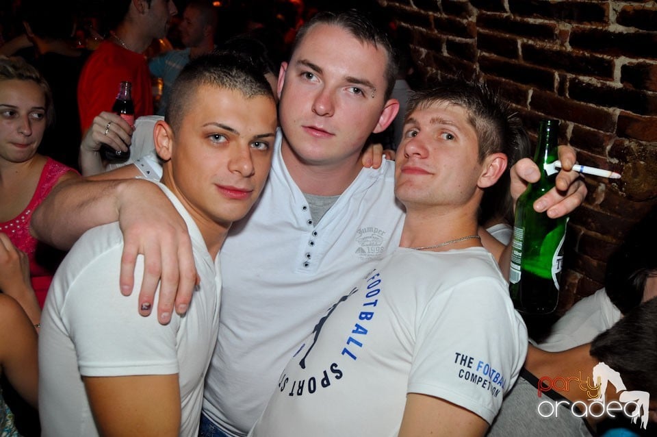 Sâmbătă seara petrecem în Escape, 