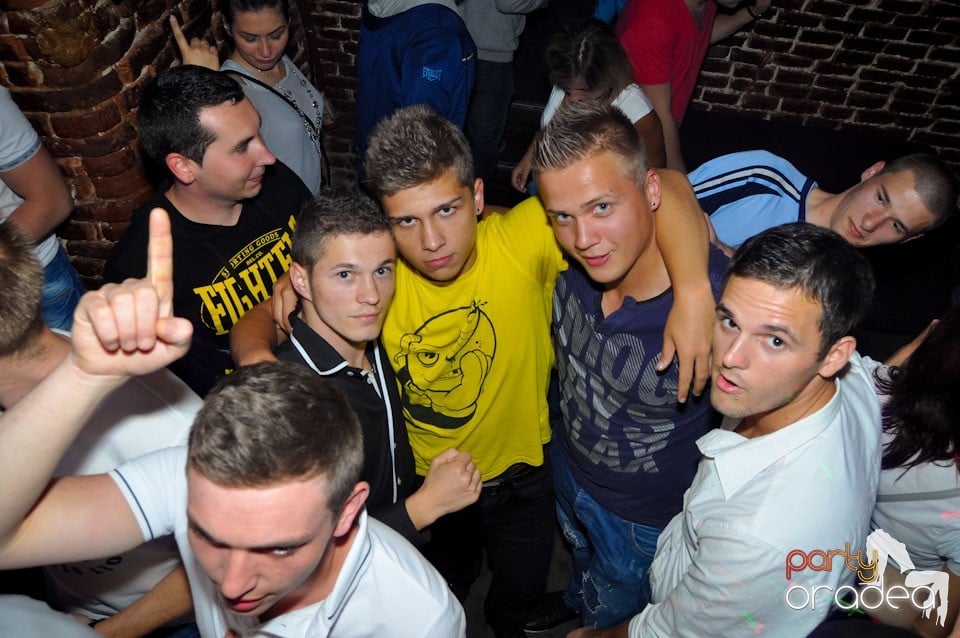 Sâmbătă seara petrecem în Escape, 