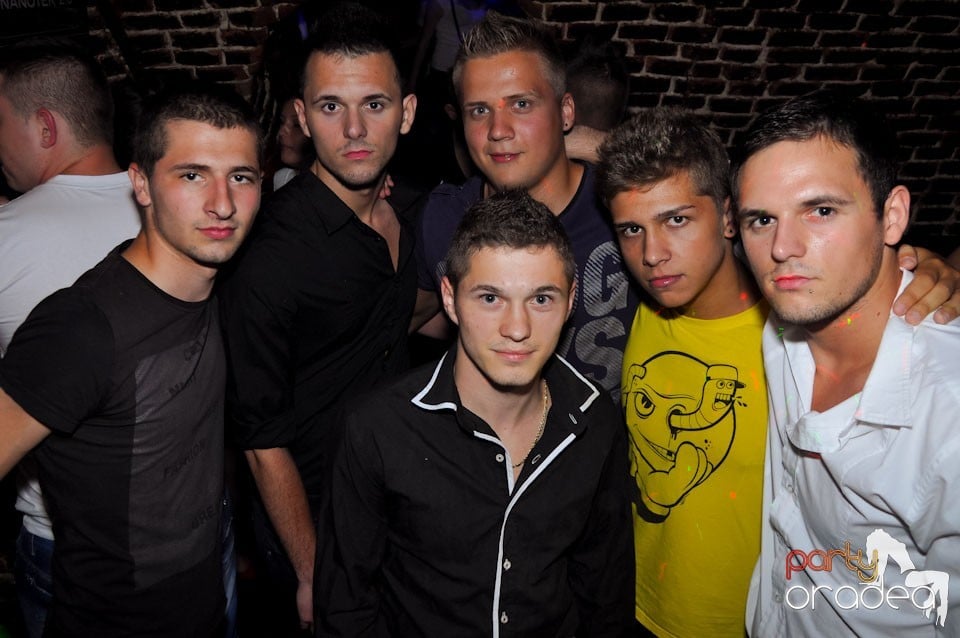 Sâmbătă seara petrecem în Escape, 