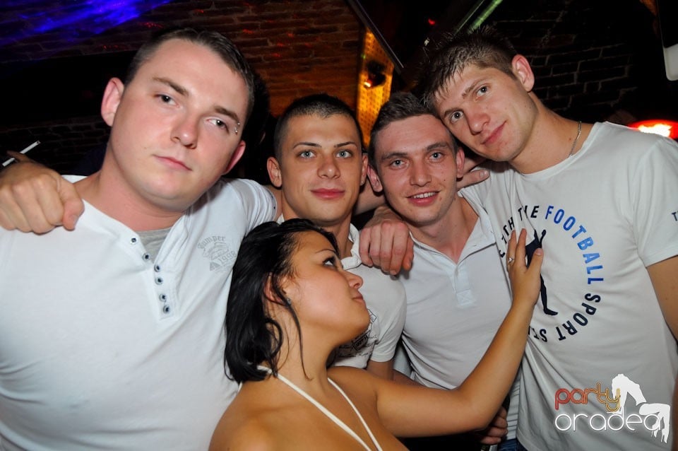 Sâmbătă seara petrecem în Escape, 