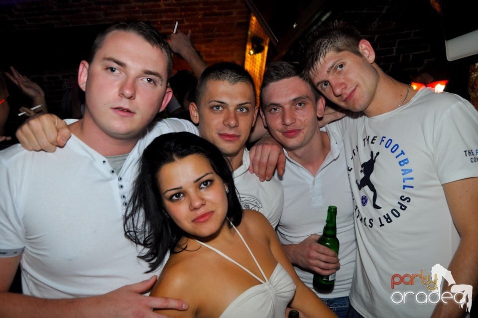 Sâmbătă seara petrecem în Escape, 