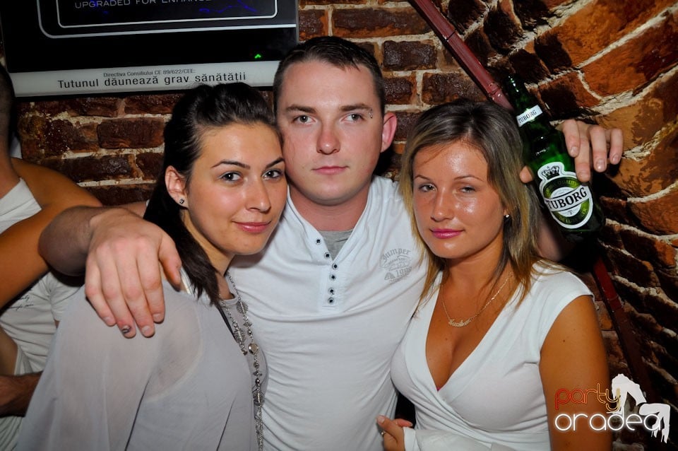 Sâmbătă seara petrecem în Escape, 