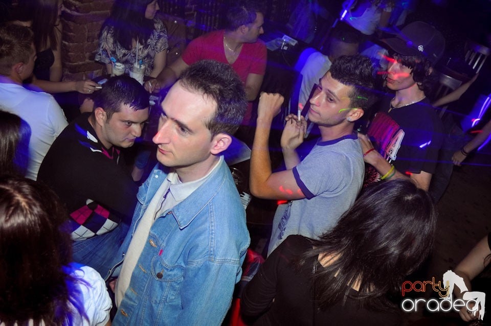 Sâmbătă seara petrecem în Escape, 