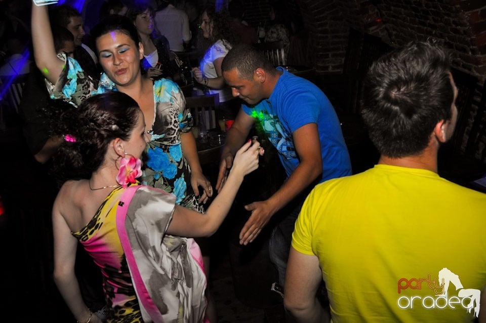 Sâmbătă seara petrecem în Escape, 