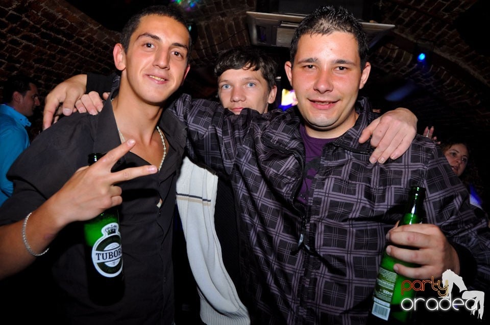 Sâmbătă seara petrecem în Escape, 