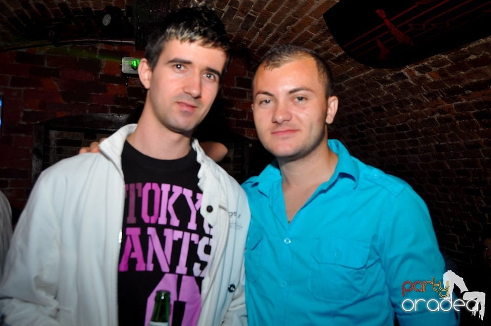 Sâmbătă seara petrecem în Escape, 