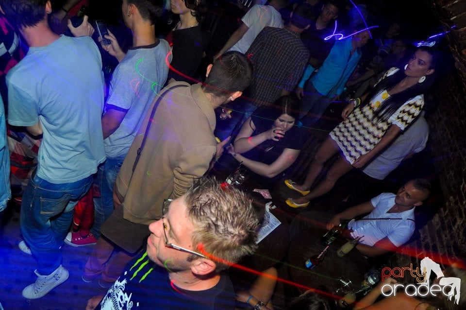 Sâmbătă seara petrecem în Escape, 