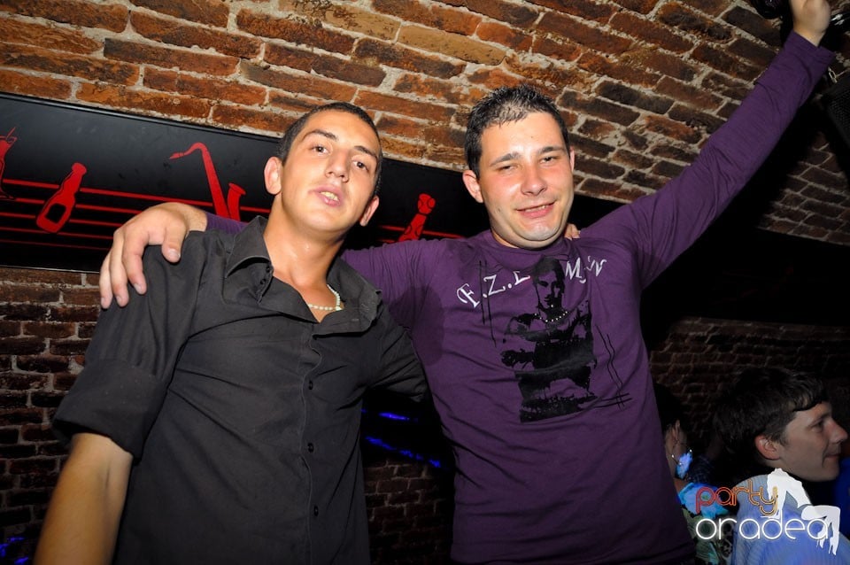 Sâmbătă seara petrecem în Escape, 