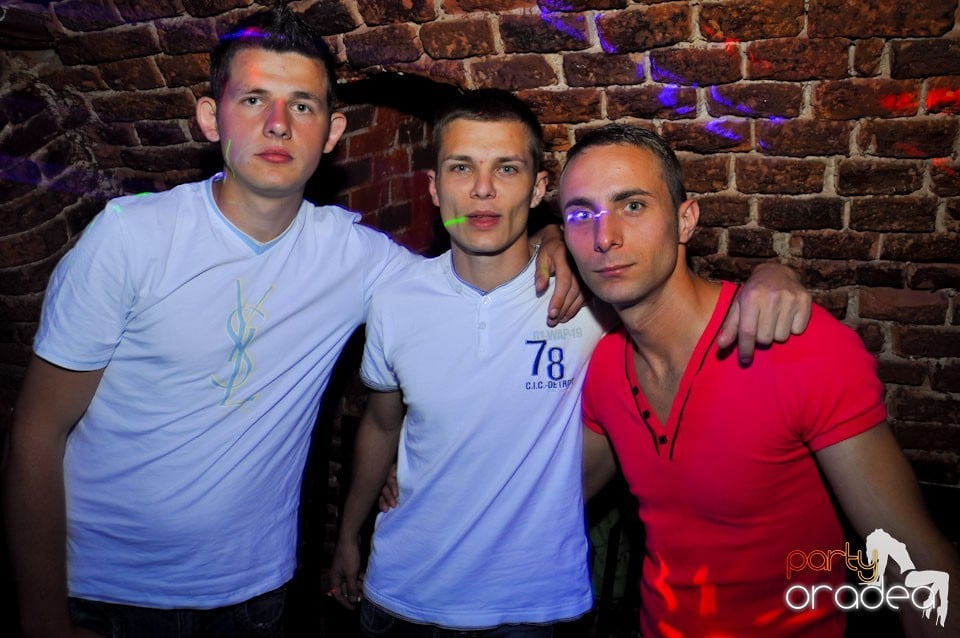 Sâmbătă seara petrecem în Escape, 