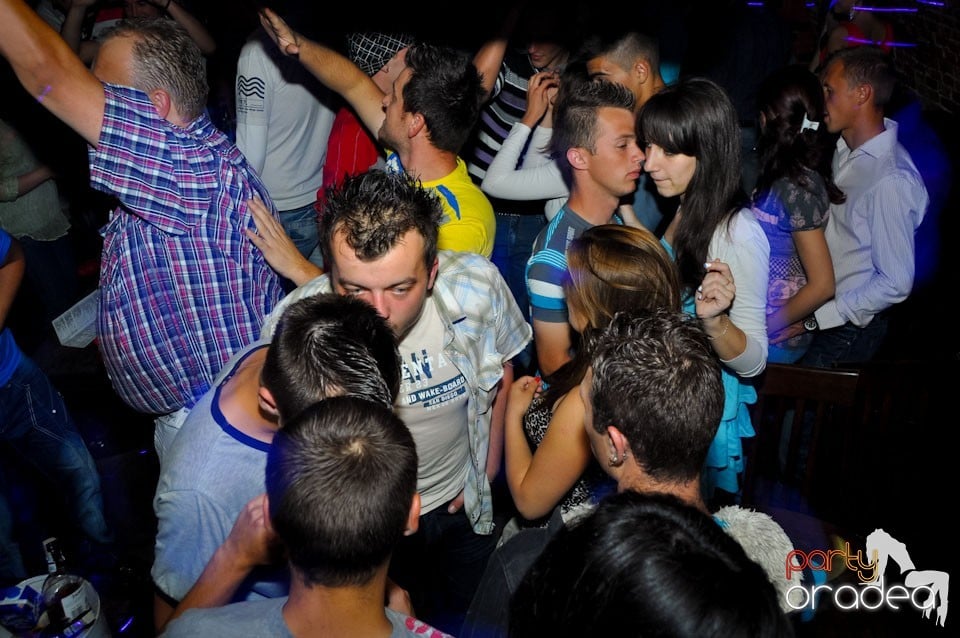 Sâmbătă seara petrecem în Escape, 