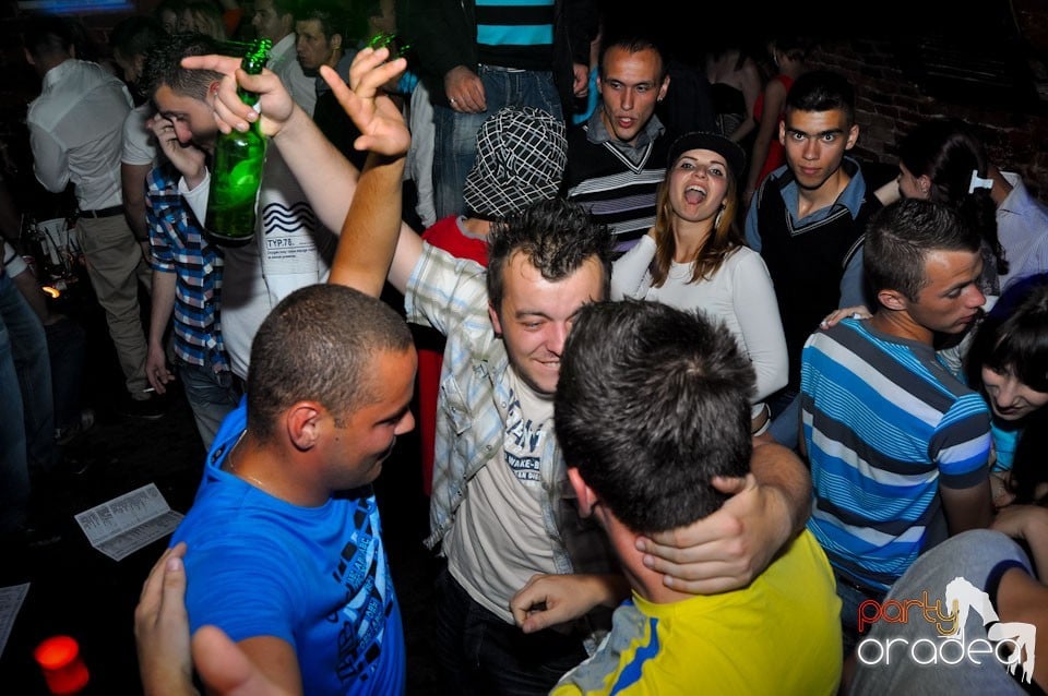 Sâmbătă seara petrecem în Escape, 