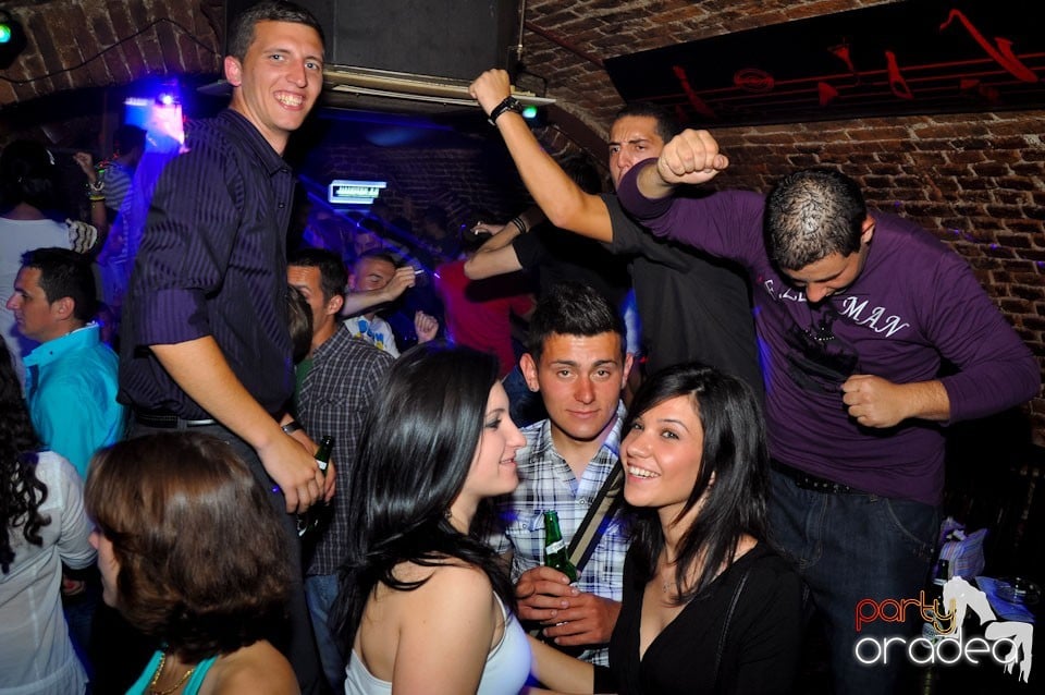 Sâmbătă seara petrecem în Escape, 