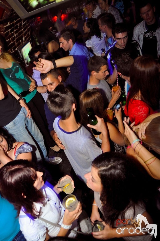 Sâmbătă seara petrecem în Escape, 