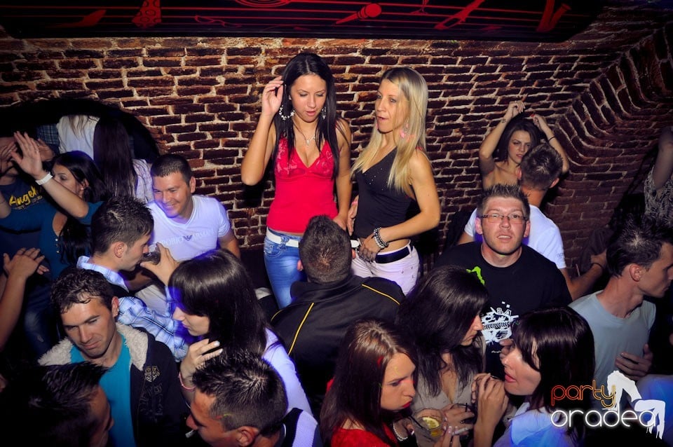 Sâmbătă seara petrecem în Escape, 