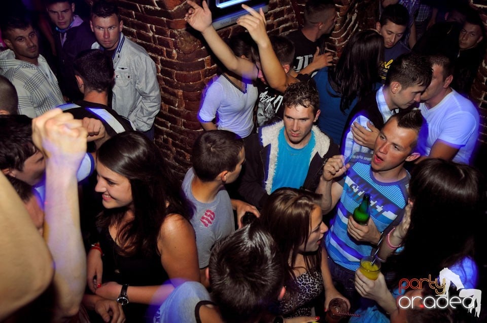 Sâmbătă seara petrecem în Escape, 