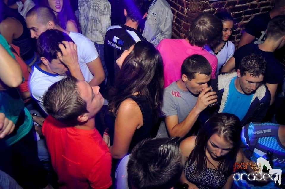 Sâmbătă seara petrecem în Escape, 