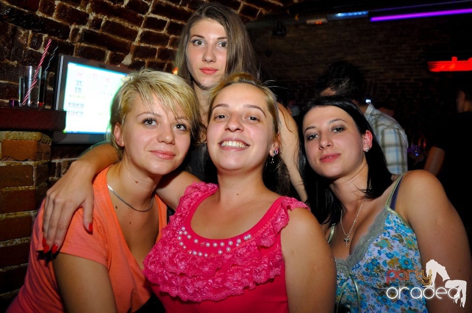 Sâmbătă seara petrecem în Escape, 