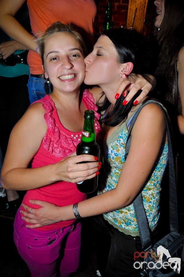 Sâmbătă seara petrecem în Escape, 