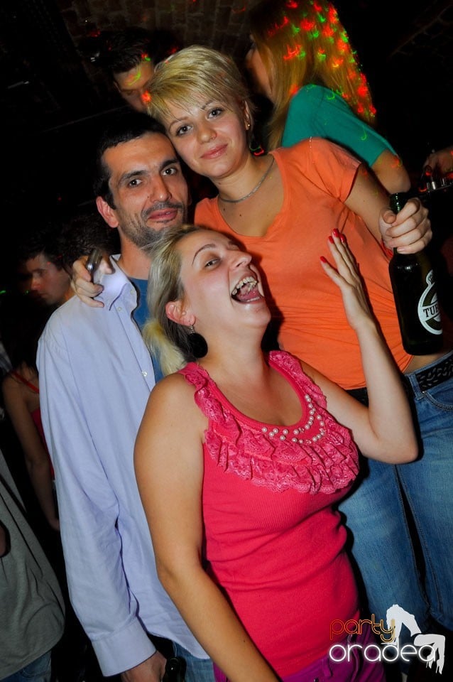 Sâmbătă seara petrecem în Escape, 