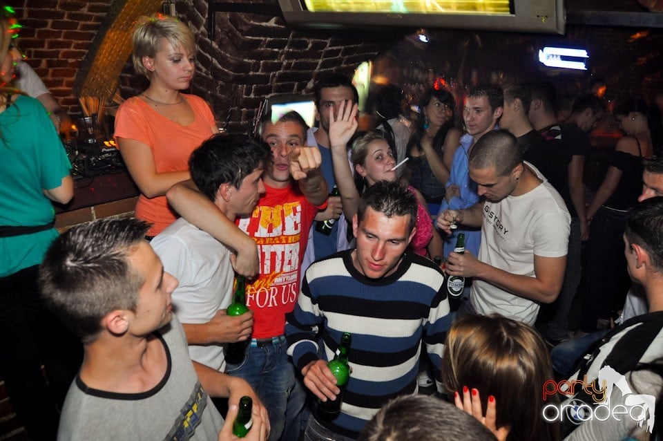 Sâmbătă seara petrecem în Escape, 