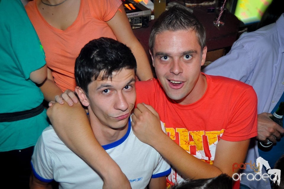 Sâmbătă seara petrecem în Escape, 