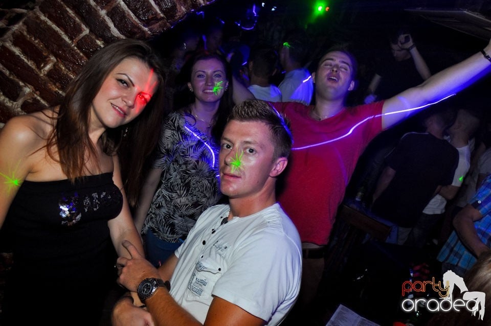 Sâmbătă seara petrecem în Escape, 