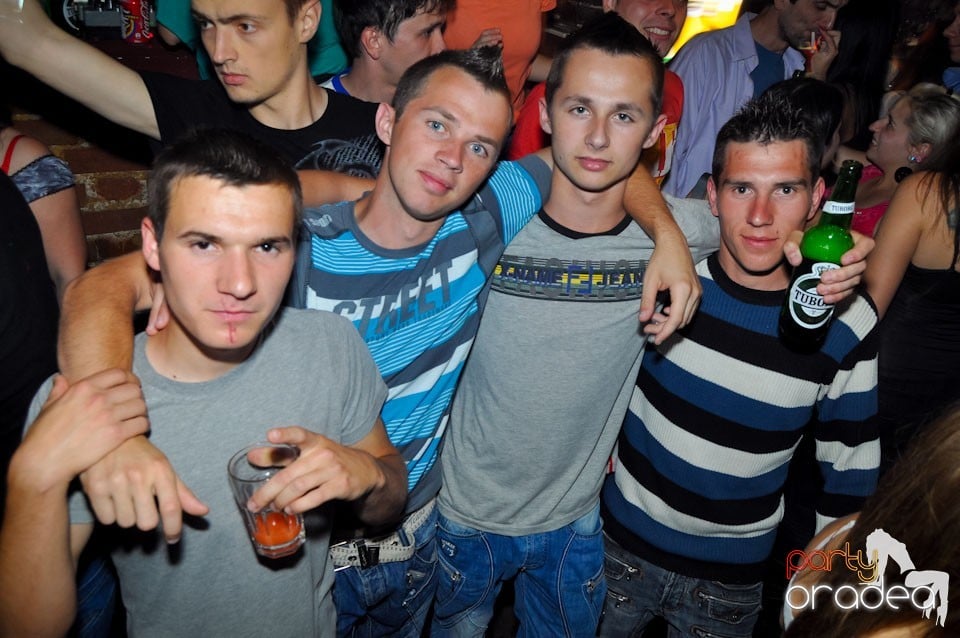 Sâmbătă seara petrecem în Escape, 