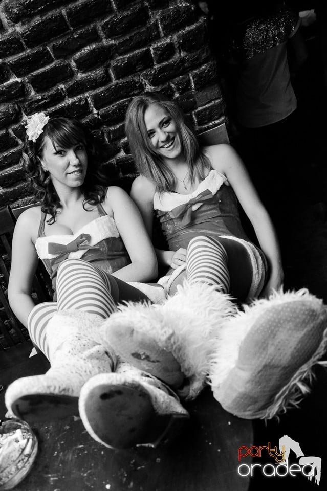 Santa Babes Night în Escape Club,