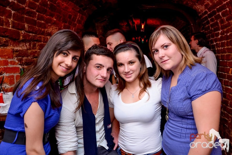 Santa Babes Night în Escape Club,