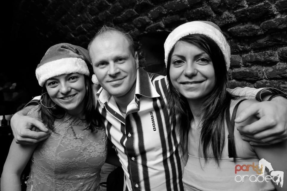 Santa Babes Night în Escape Club,