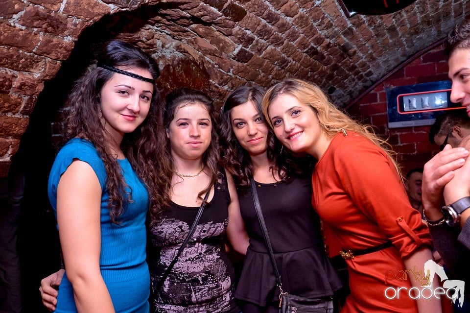 Santa Babes Night în Escape Club,