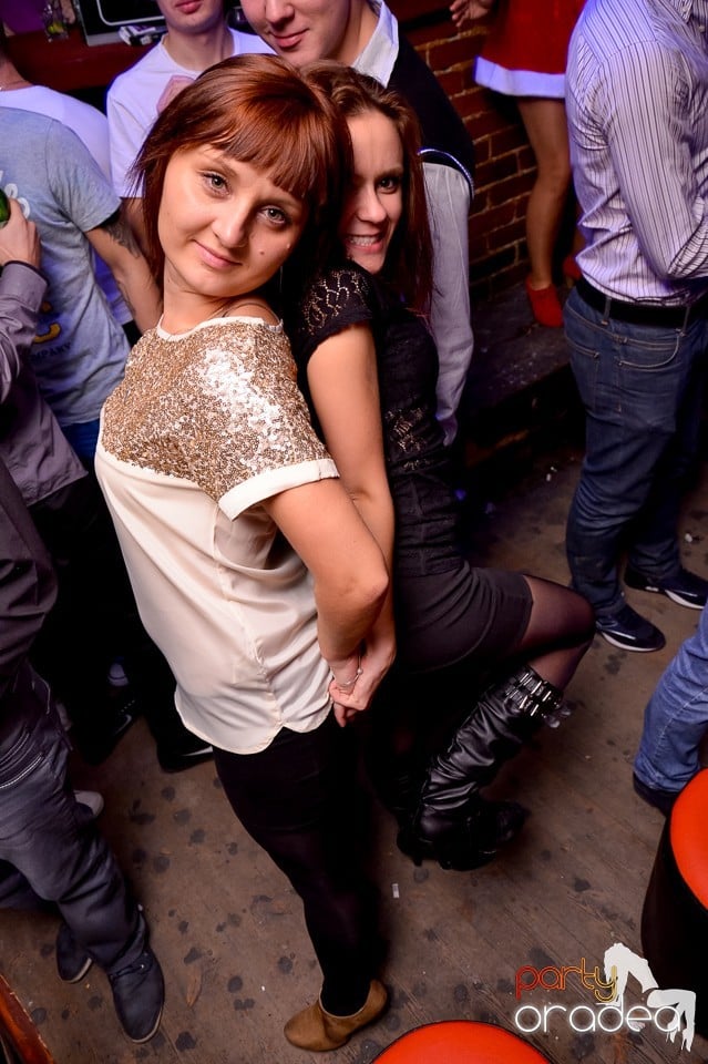 Santa Babes Night în Escape Club,
