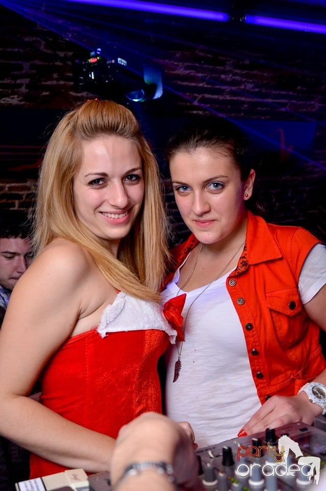 Santa Babes Night în Escape Club,