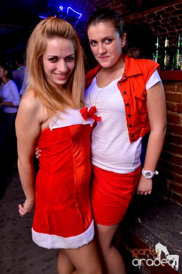 Santa Babes Night în Escape Club,
