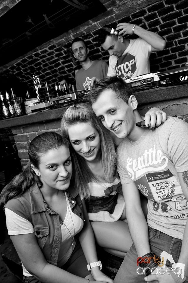 Santa Babes Night în Escape Club,