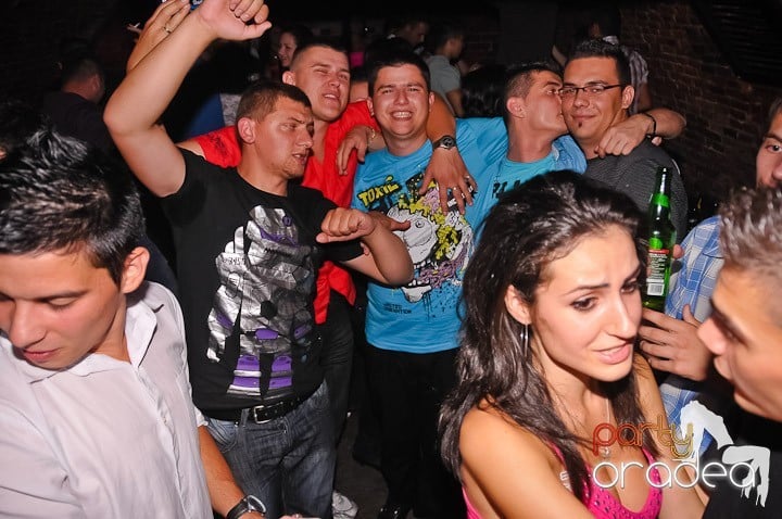 Săptămâna începe în Club Escape, 