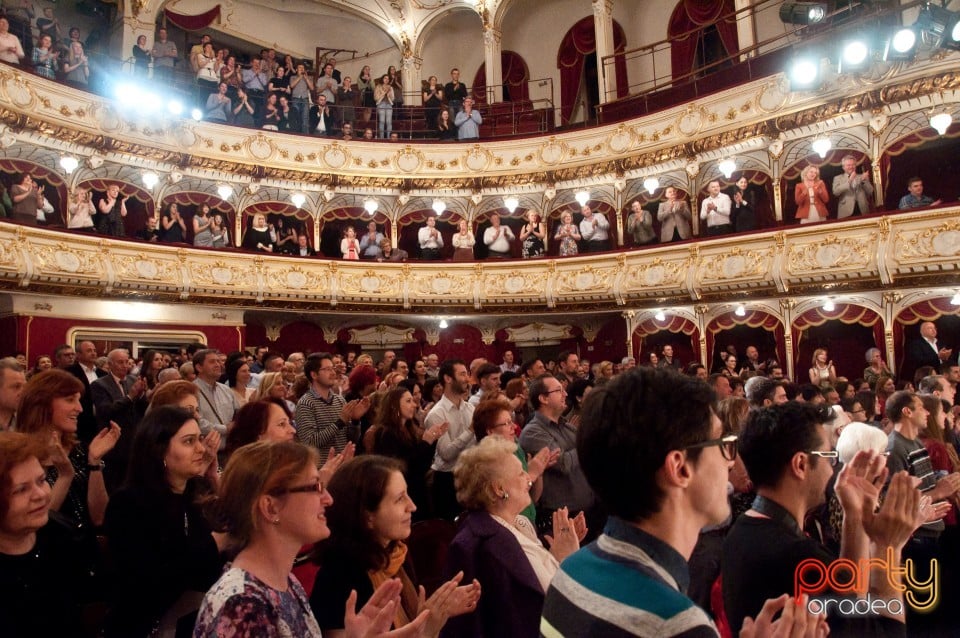 Sărbători Fericite, Teatrul Regina Maria