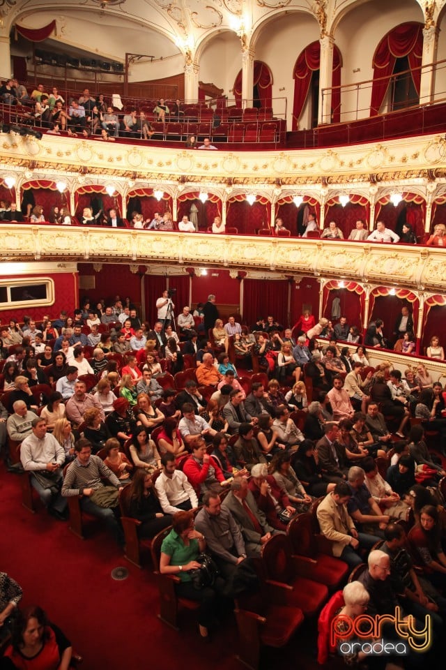 Sărbători Fericite, Teatrul Regina Maria