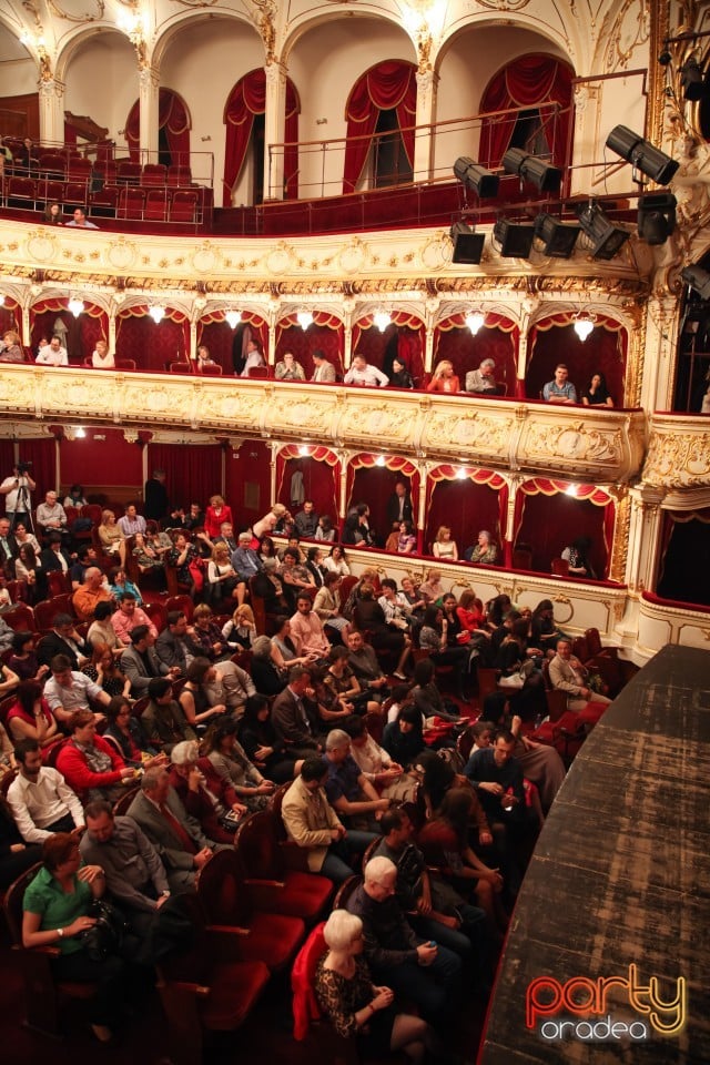 Sărbători Fericite, Teatrul Regina Maria