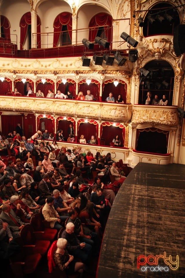 Sărbători Fericite, Teatrul Regina Maria