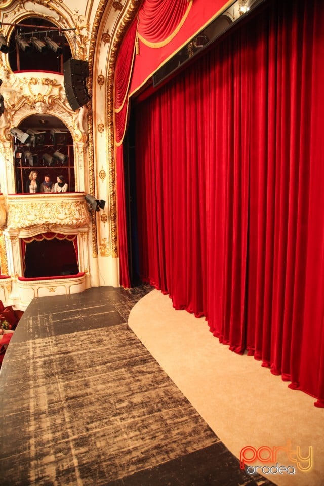 Sărbători Fericite, Teatrul Regina Maria