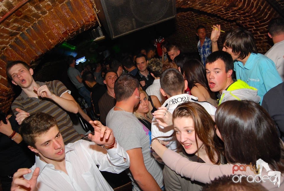 Saturday Night Clubbing în Escape, 