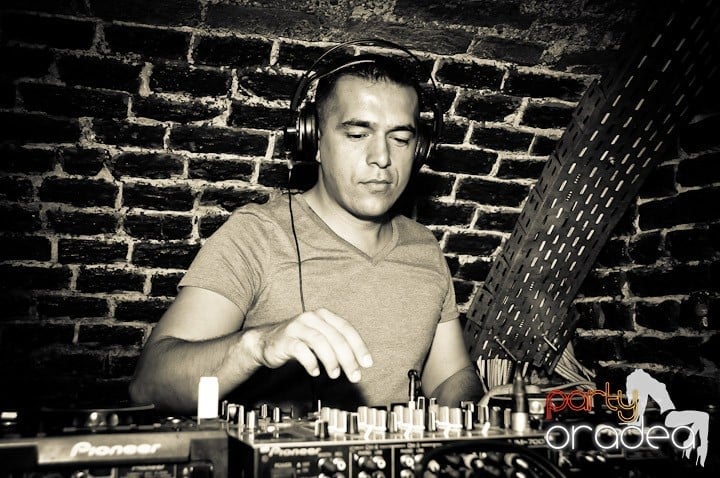 Saturday Night Escape, 