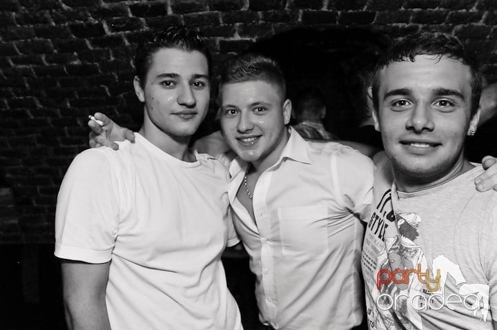 Saturday Night Escape, 