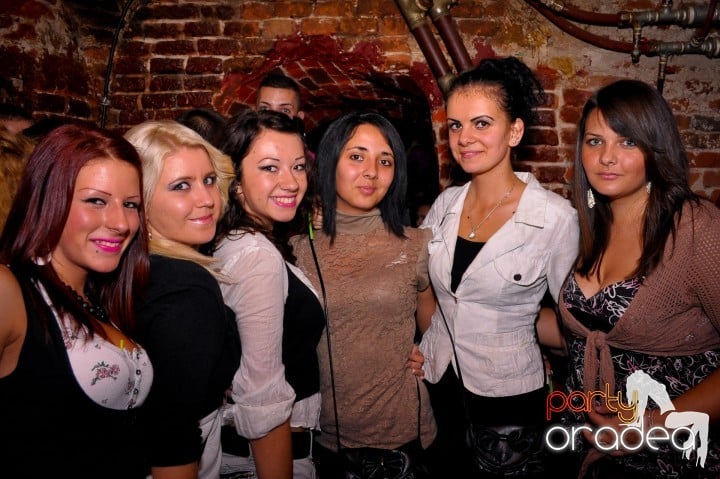 Saturday Night Party în Escape,