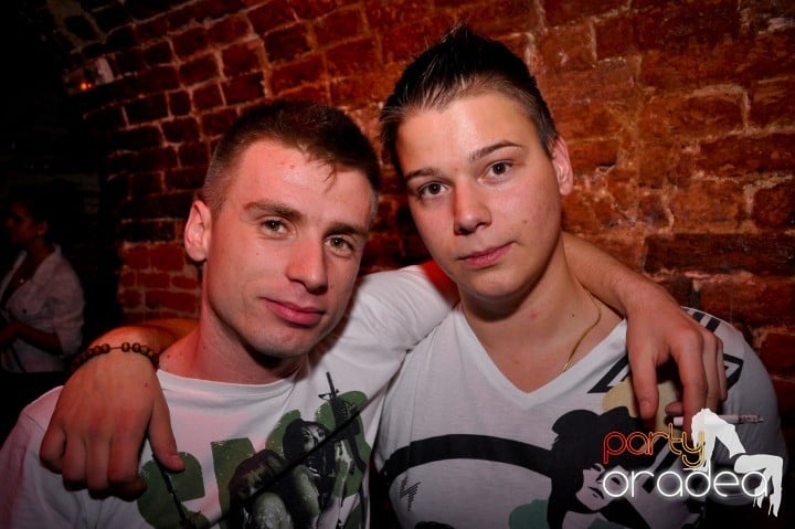 Saturday Night Party în Escape,