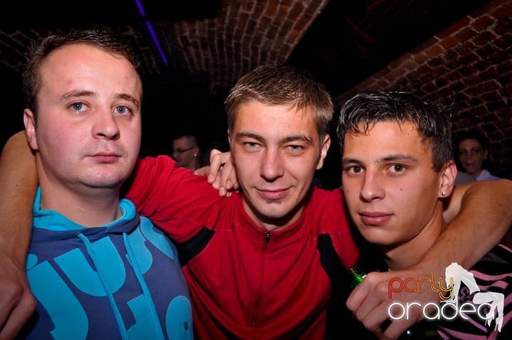 Saturday Night Party în Escape,