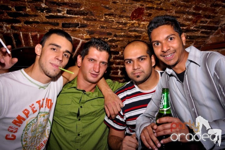 Saturday Night Party în Escape,
